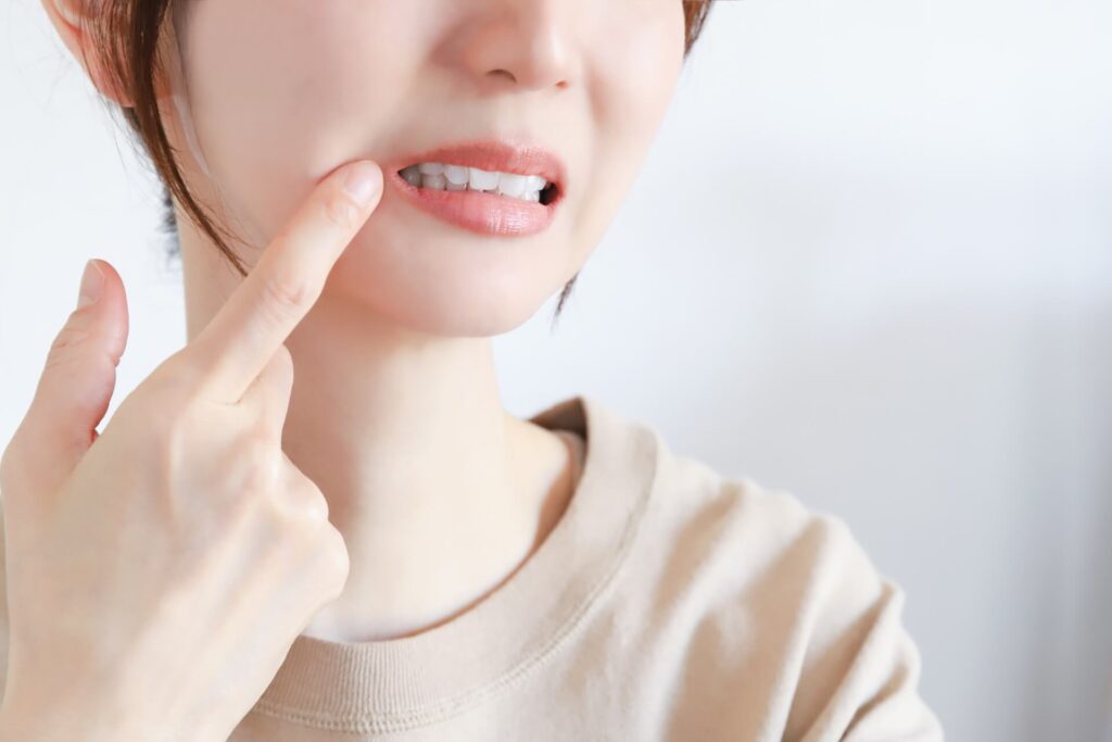 歯が痛そうにしている女性