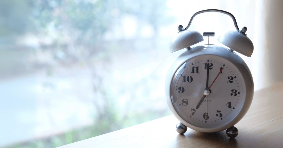 朝の光を浴びるシンプルな置き時計