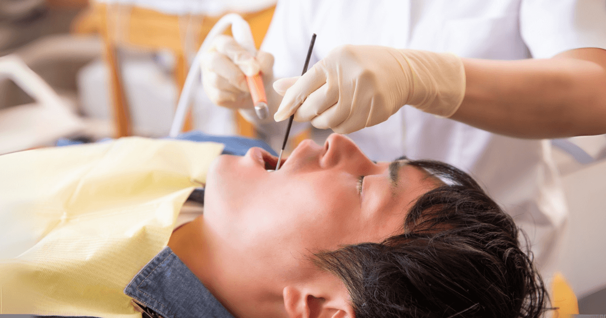 歯科医院で治療を受ける患者と歯科医