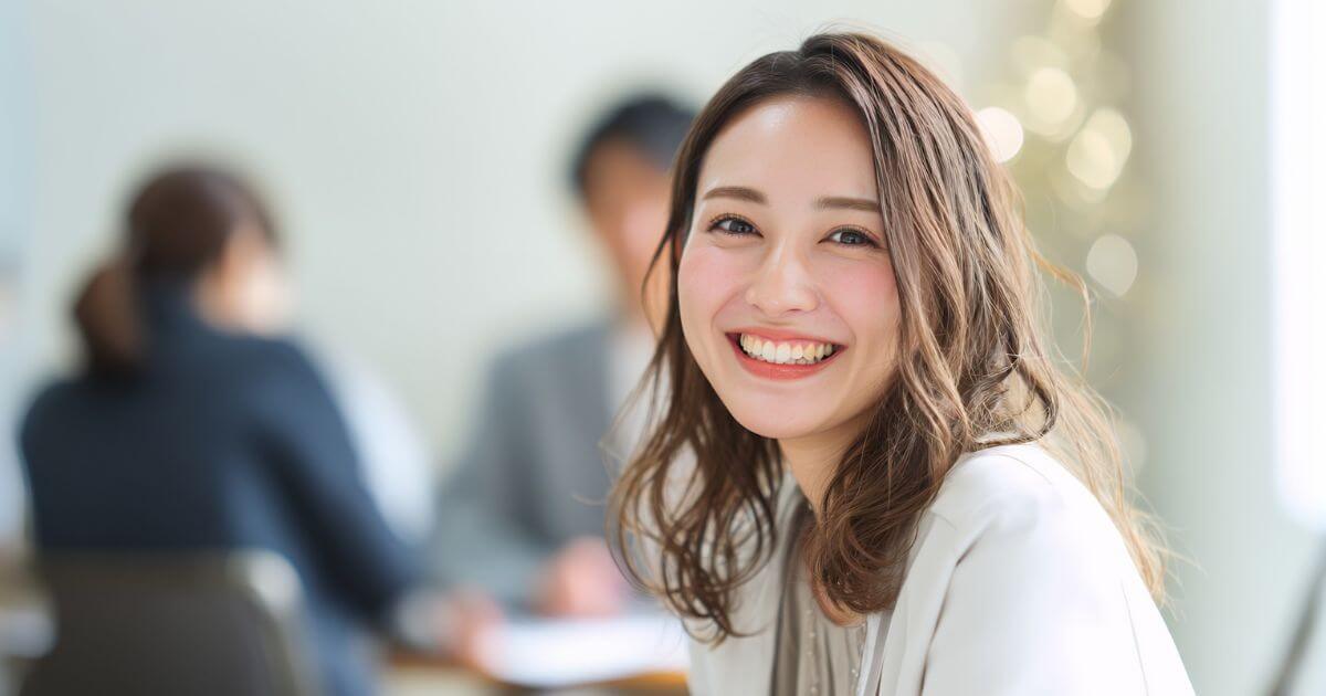 歯を見せて笑顔を見せる女性