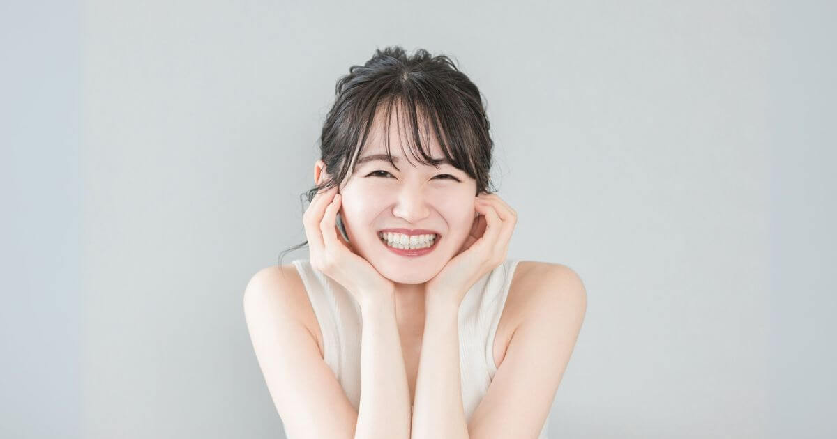 笑顔を見せる若い女性