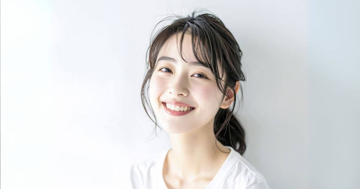 笑顔で安心した女性の写真