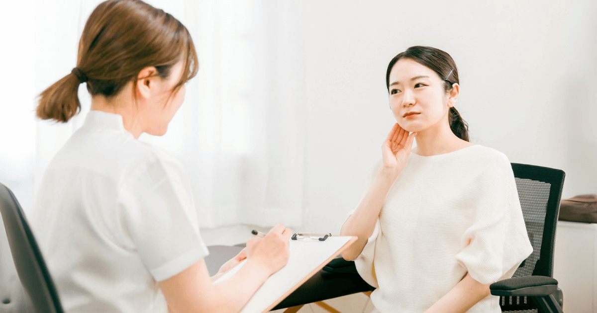 歯科で相談する女性とカウンセリングを行うスタッフ