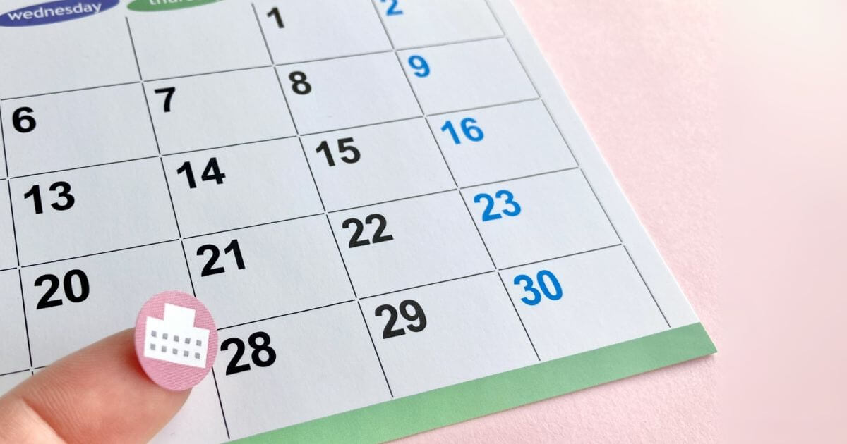 親知らず抜歯後の通院予定をカレンダーで確認するイメージ