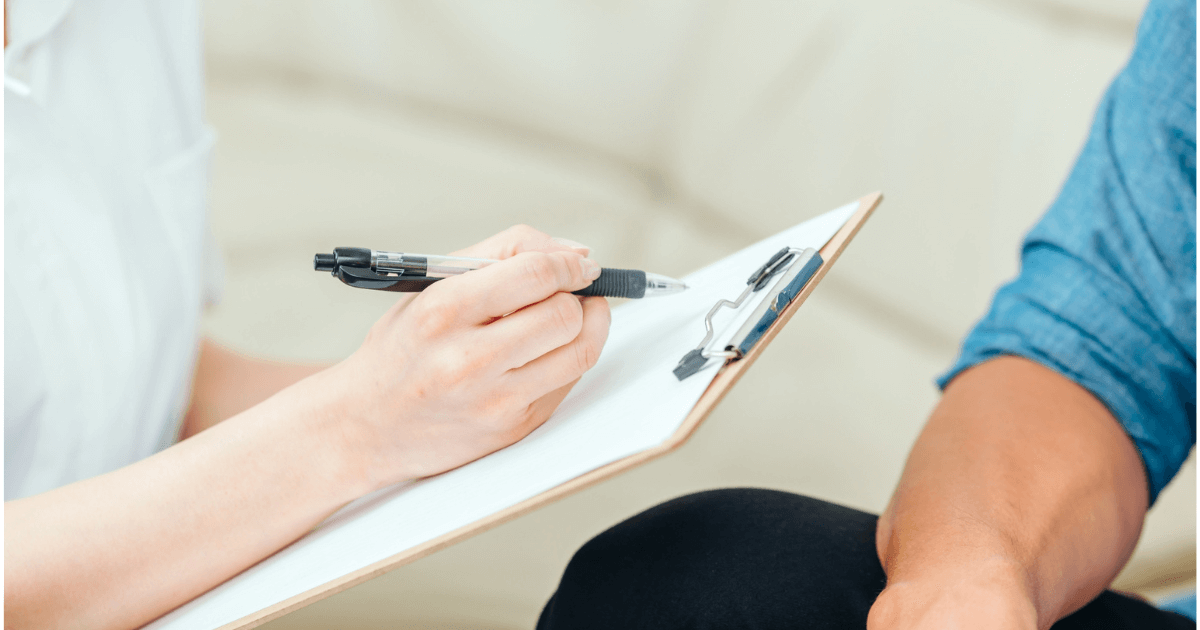 歯科医院で診察を受ける患者と医師のやり取り