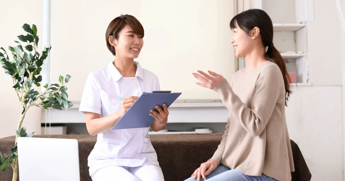 歯科スタッフと患者が笑顔で相談している様子