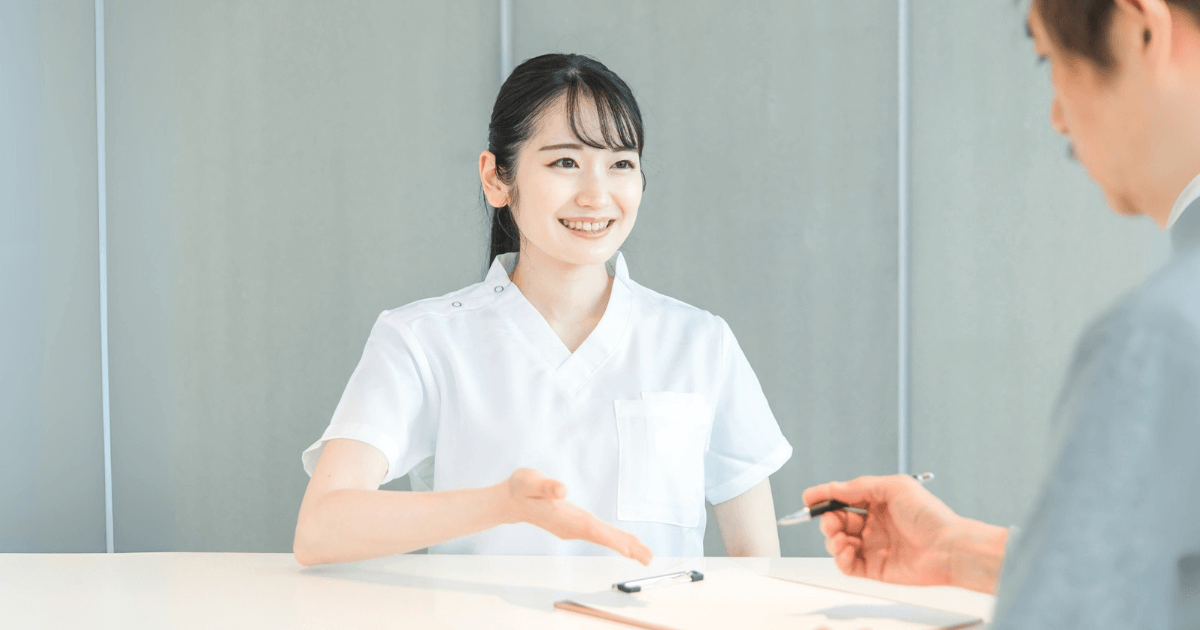 歯科スタッフが治療内容と費用を説明する様子