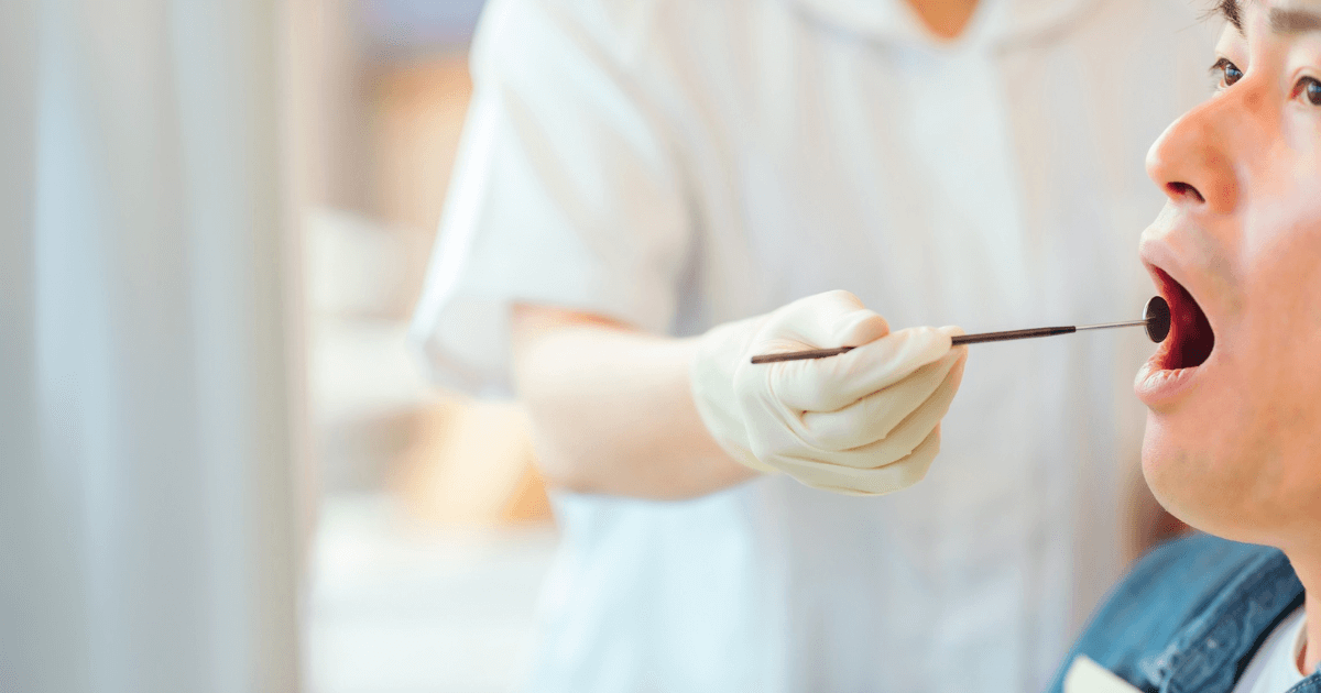 歯科医院で治療を受ける患者