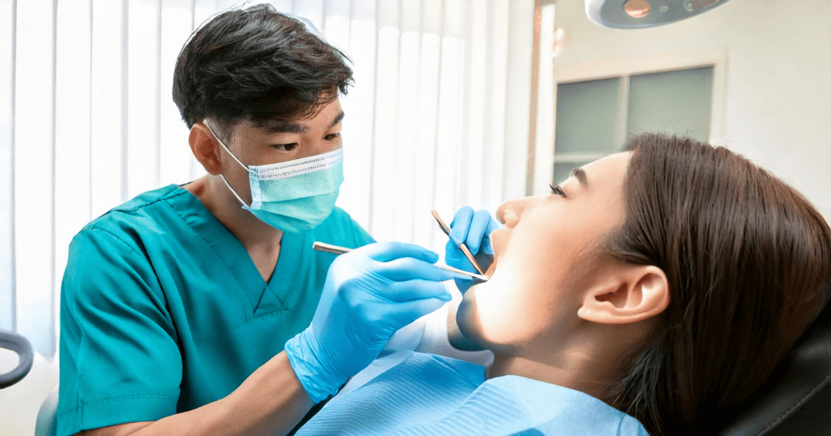 歯科医院で診察を受ける女性と歯科医