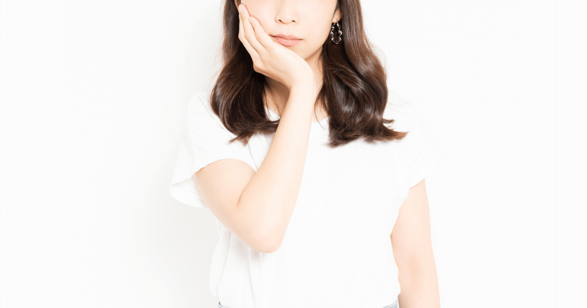 歯の痛みが治ったと思ったのに再び痛みを感じる女性