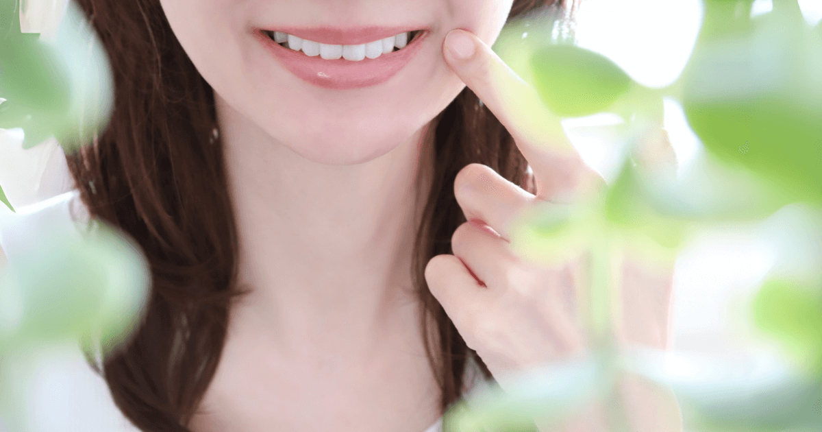 歯の健康を保ち笑顔を見せる女性