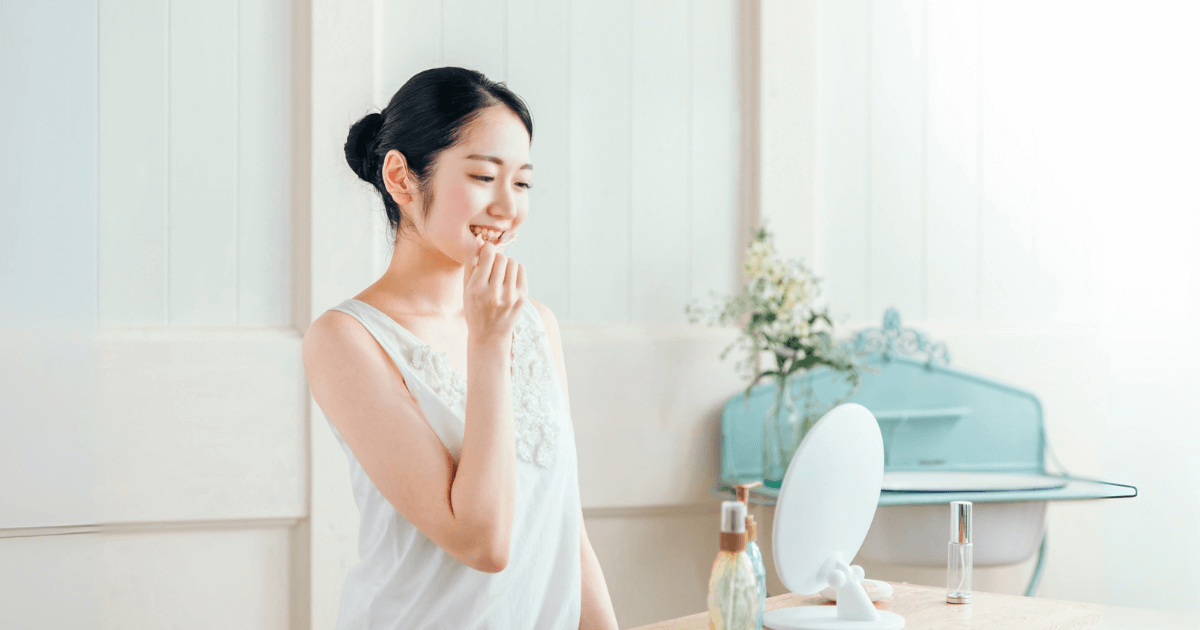 歯の再発予防のためにケアをしている女性