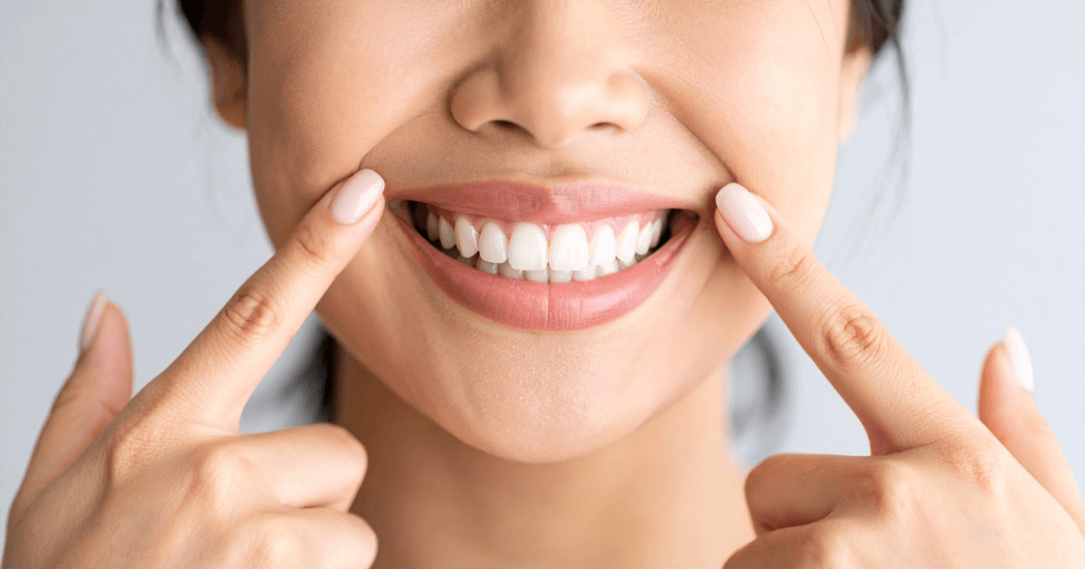 白い歯を見せて笑顔を見せる女性