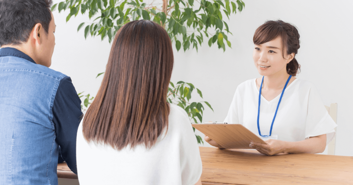 自治体の窓口で助成制度について相談する夫婦