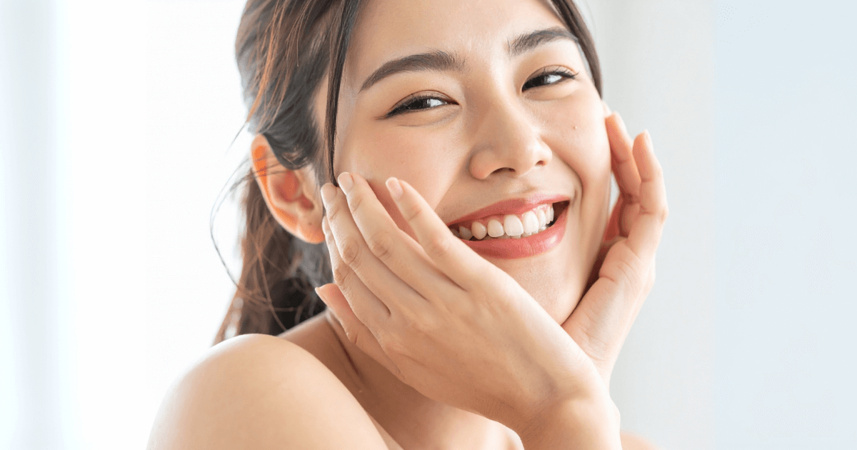 健康的な笑顔を見せる女性