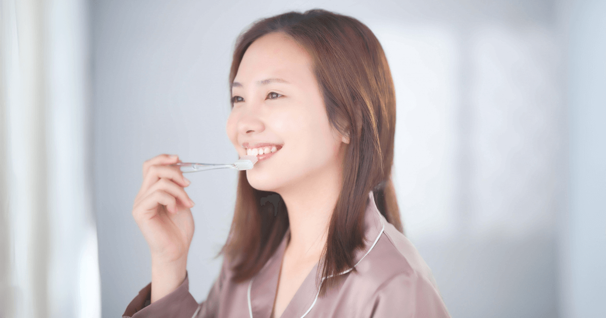 歯磨きをして笑顔を見せる女性