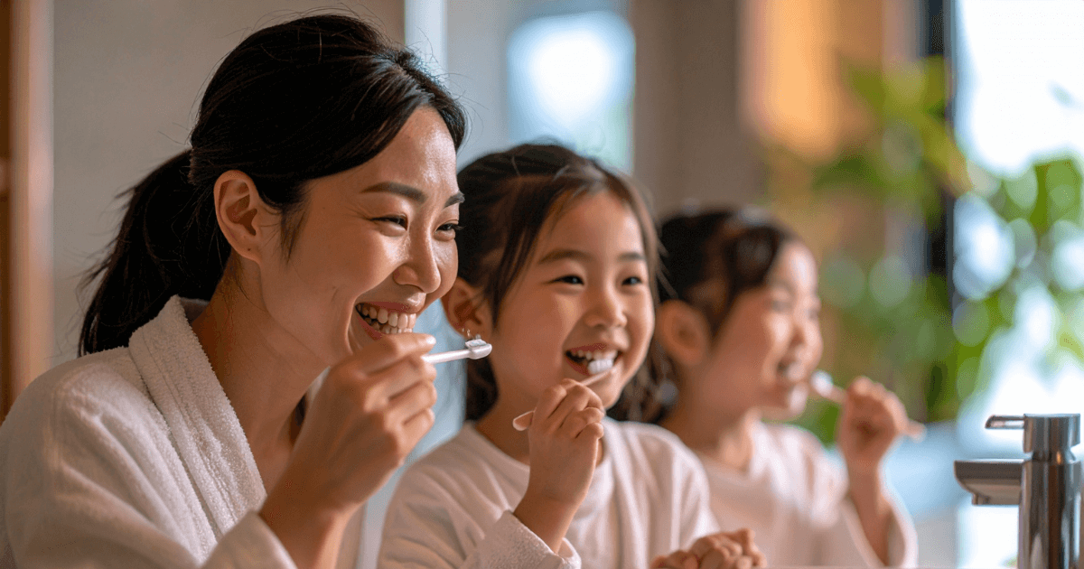 親子で楽しく歯磨きをする様子