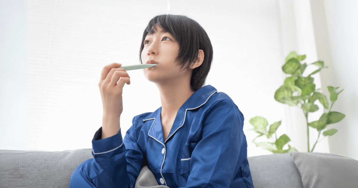 歯を磨く女性と歯ブラシの限界を示すイメージ