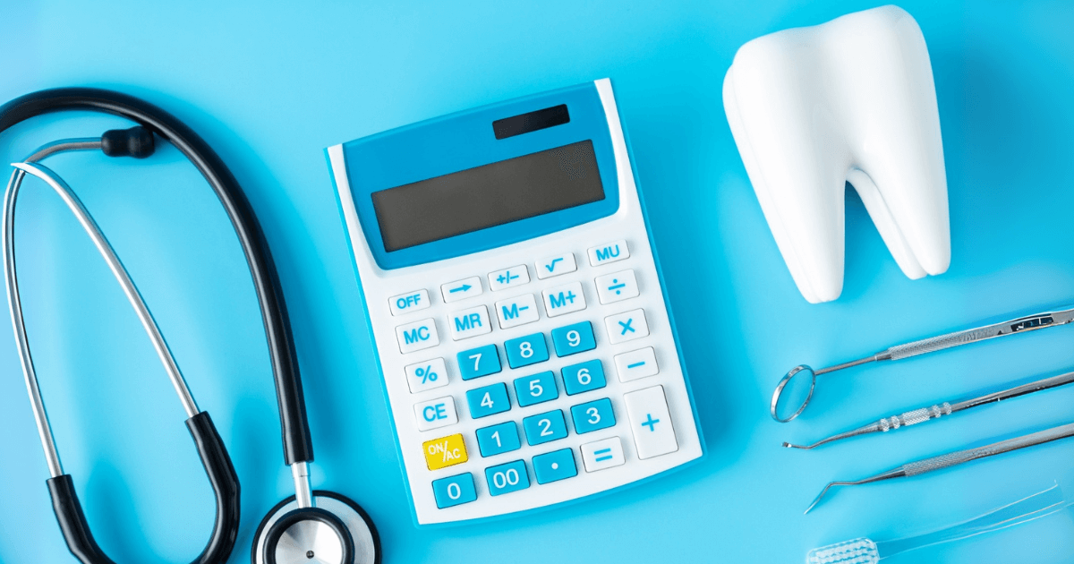 ブリッジ治療の費用を計算するための電卓と歯科器具のイメージ