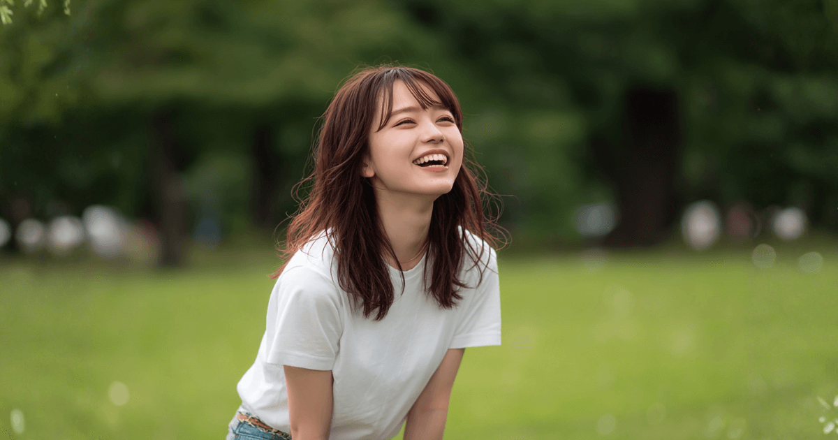 自然の中で笑顔を見せる女性の写真