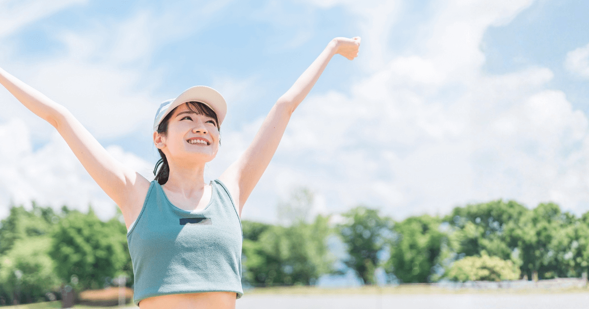 ストレスを解消し、歯の痛みを防ぐためにリラックスする女性。健康的な生活習慣やセルフケアをイメージした写真。