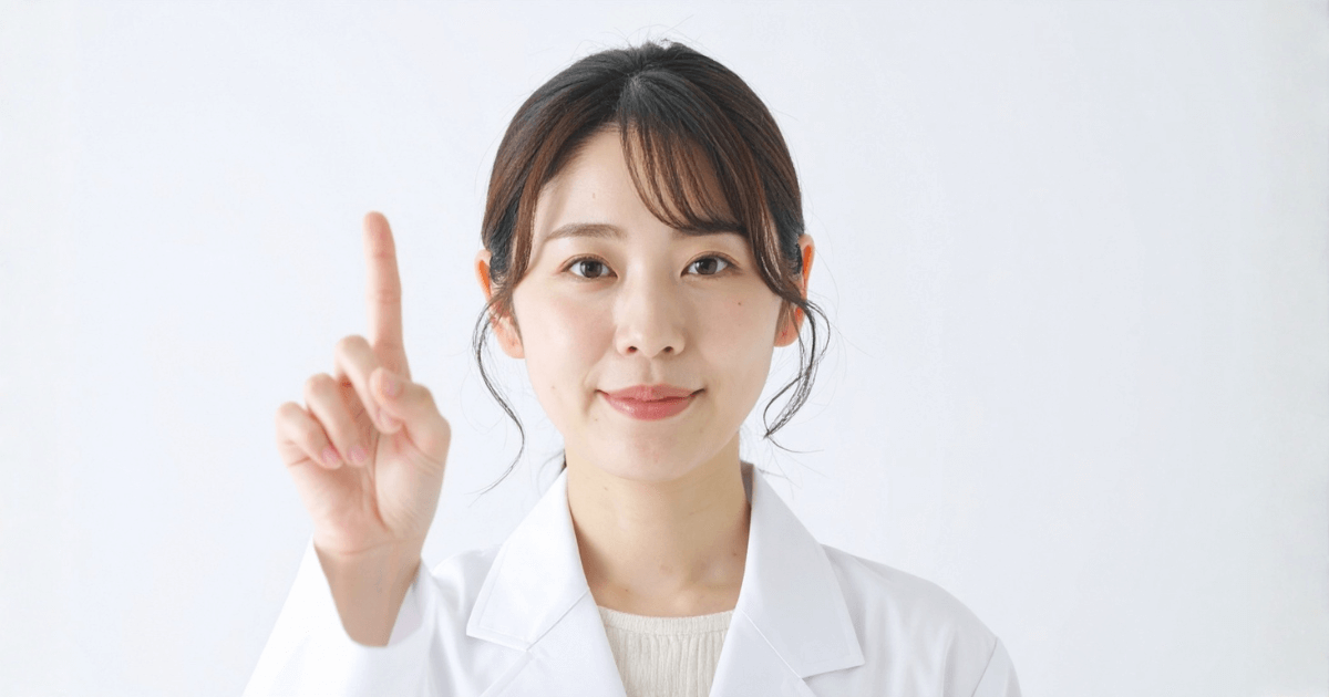 抜歯後の日常生活で気をつけたいポイントを示す女性医療スタッフの写真