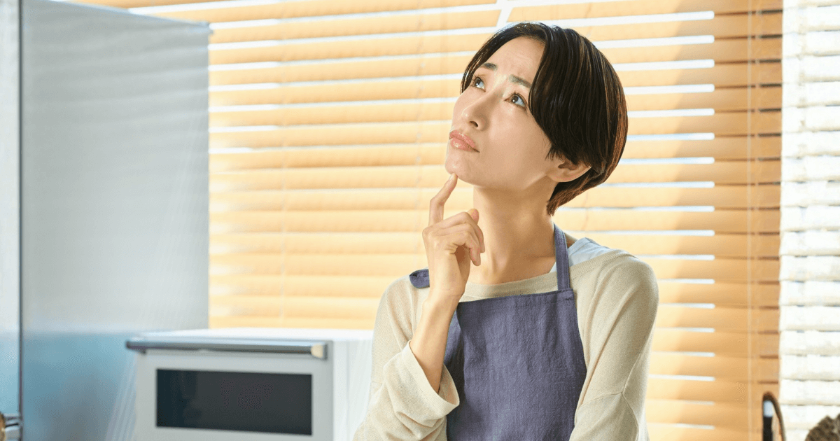 一番奥の歯を抜くべきか様子を見るべきか悩む女性のイメージ写真