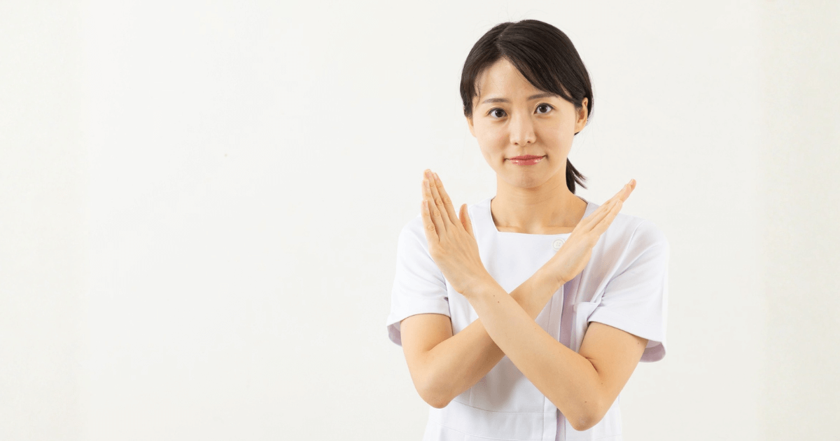 歯の痛みを悪化させる行動に注意を促す女性医療スタッフの写真