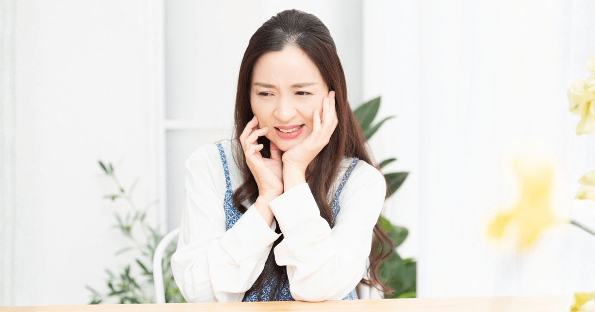 親知らずの痛みや腫れに悩む女性