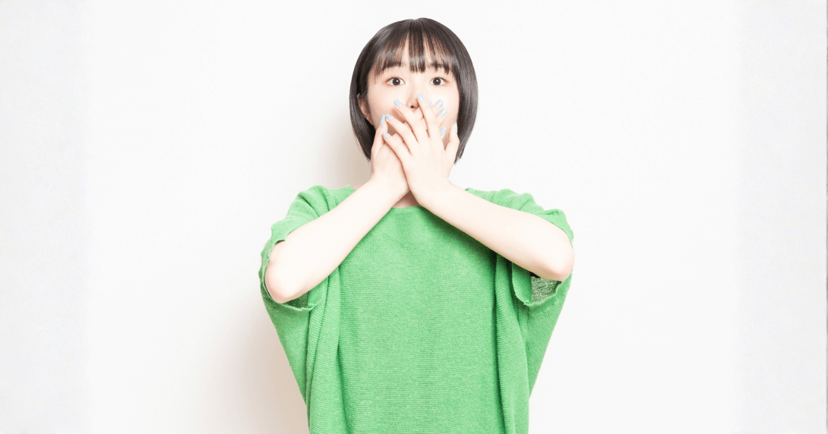 親知らずが自然に抜けて驚く女性 