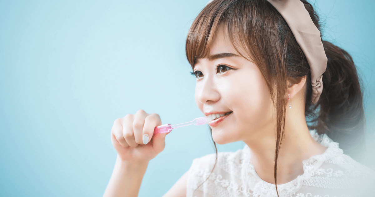 歯茎が腫れたときに口内を清潔に保つため歯磨きをする女性のイメージ写真