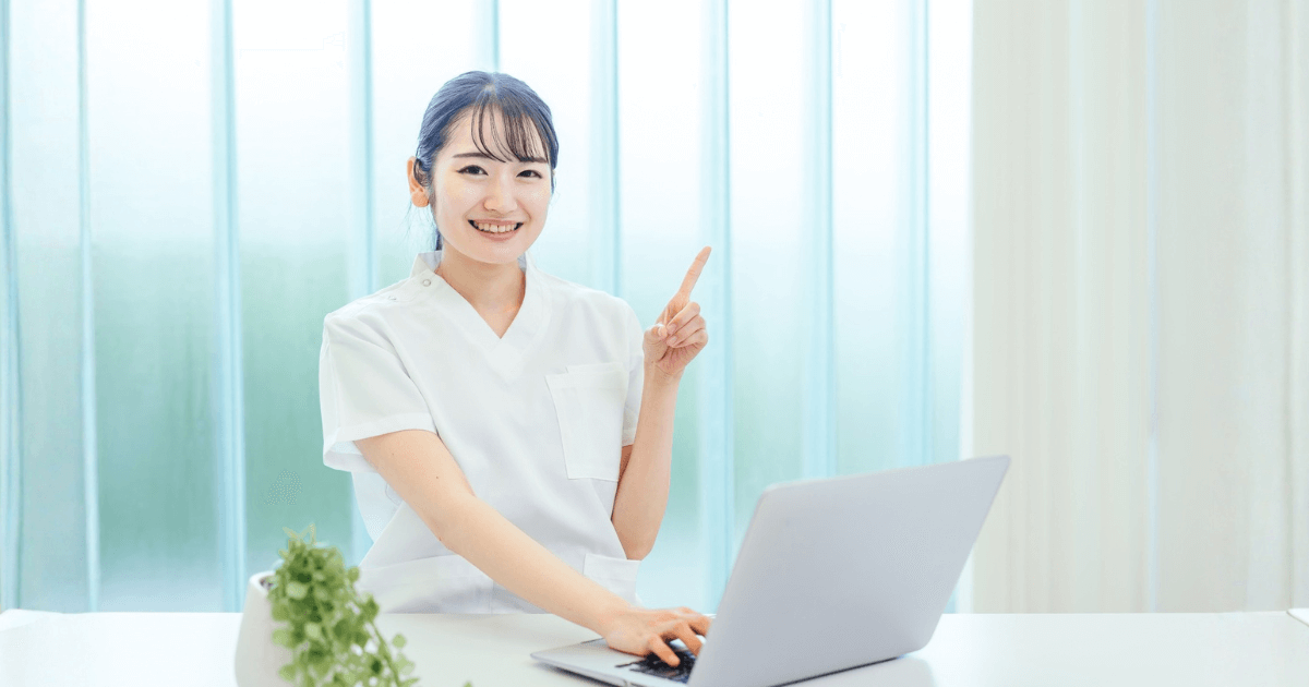 抜歯後の症状を放置してよいか受診すべきかを説明する歯科スタッフのイメージ