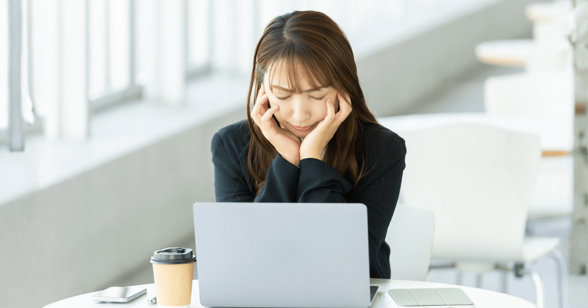 抜歯後の違和感が続き、不安そうに悩む女性のイメージ