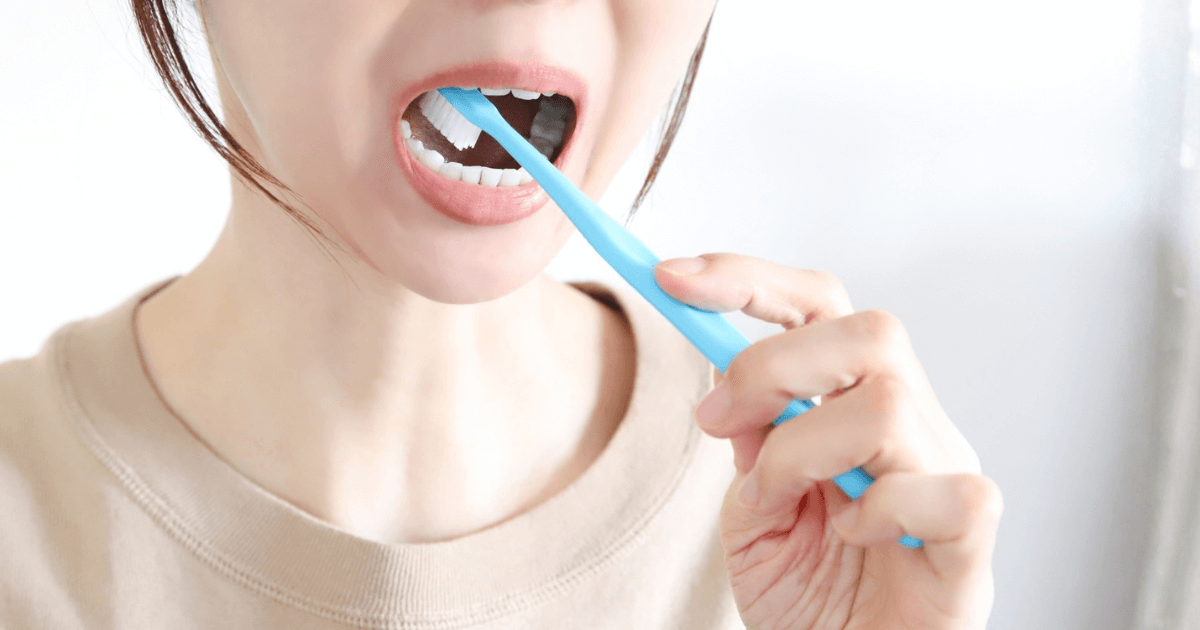 歯を磨く女性の口元のアップ