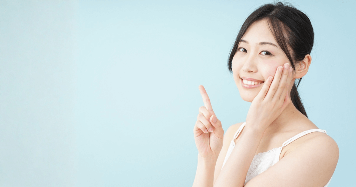 抜歯後の痛みや腫れを防ぐポイントを意識してほほを押さえる女性