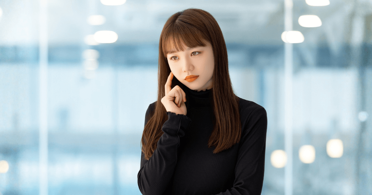 左奥歯の痛みがストレスによるものか考えている女性のイメージ