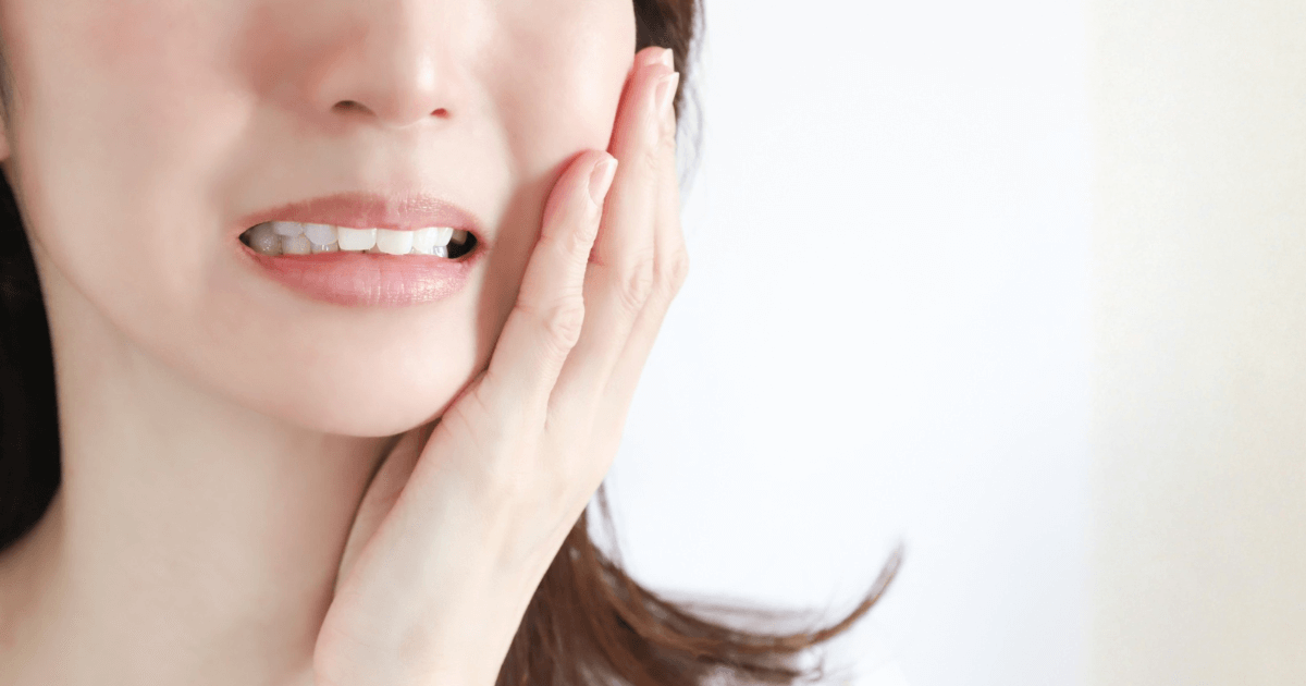 左奥歯の痛みがあり様子を見るか歯医者に相談するか迷っている状態のイメージ