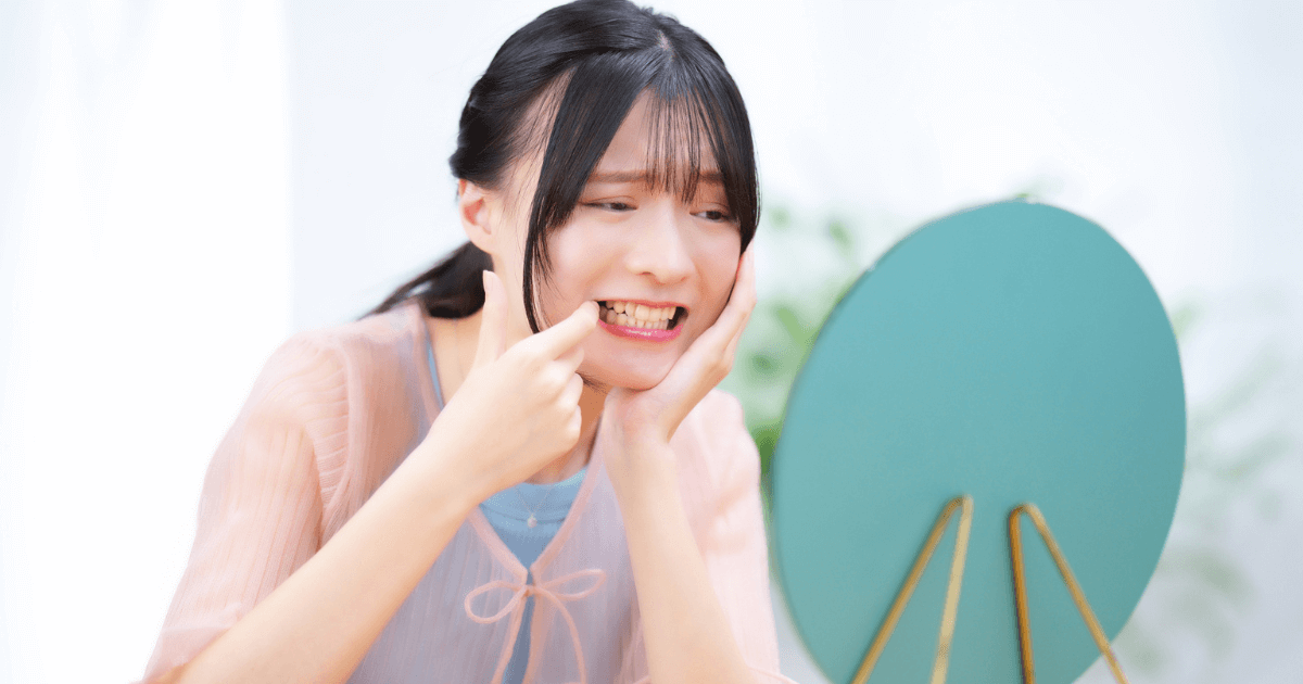 奥歯が割れて痛みや違和感があり、早めの治療が必要か判断に迷っている様子のイメージ画像