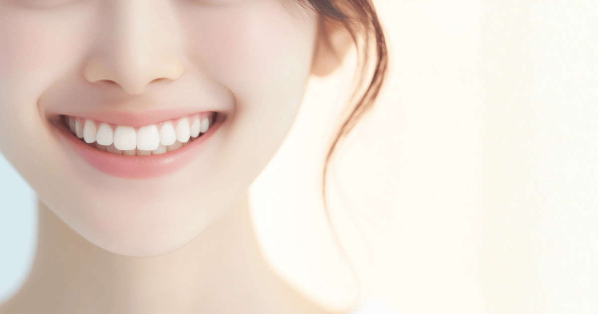 歯科治療の仕上がりを示す白く整った歯並びの画像