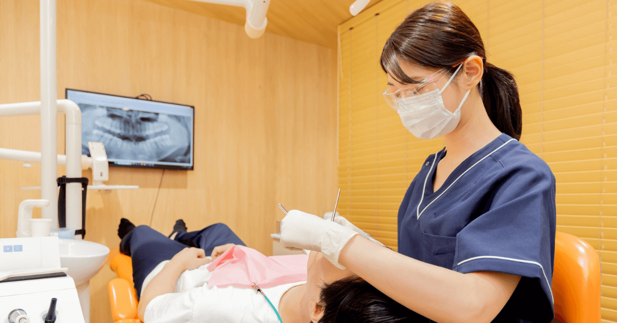 欠けた歯の治療を受ける患者と歯科医師の様子を写した歯科クリニックの写真