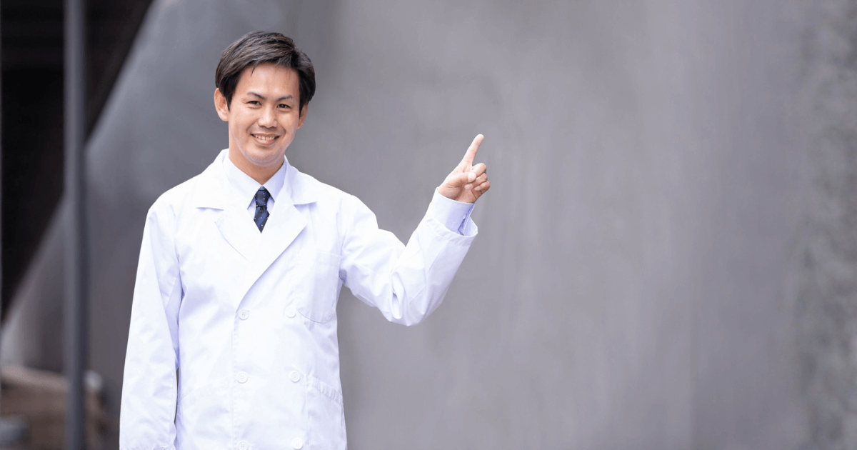 親知らずの抜歯に間隔が必要な理由を説明する歯科医師のイメージ