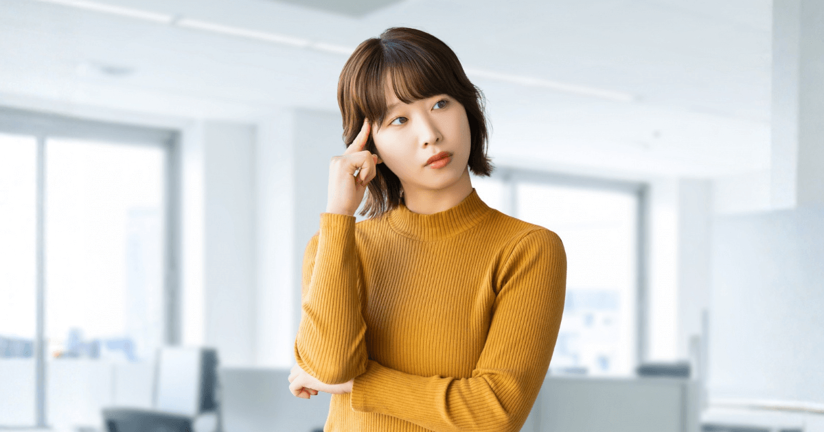 仕事や学校の予定と親知らずの抜歯間隔を考えて悩む女性のイメージ