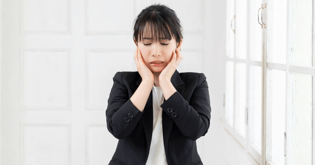 歯が欠けたまま放置した場合の影響に不安を感じる女性のイメージ
