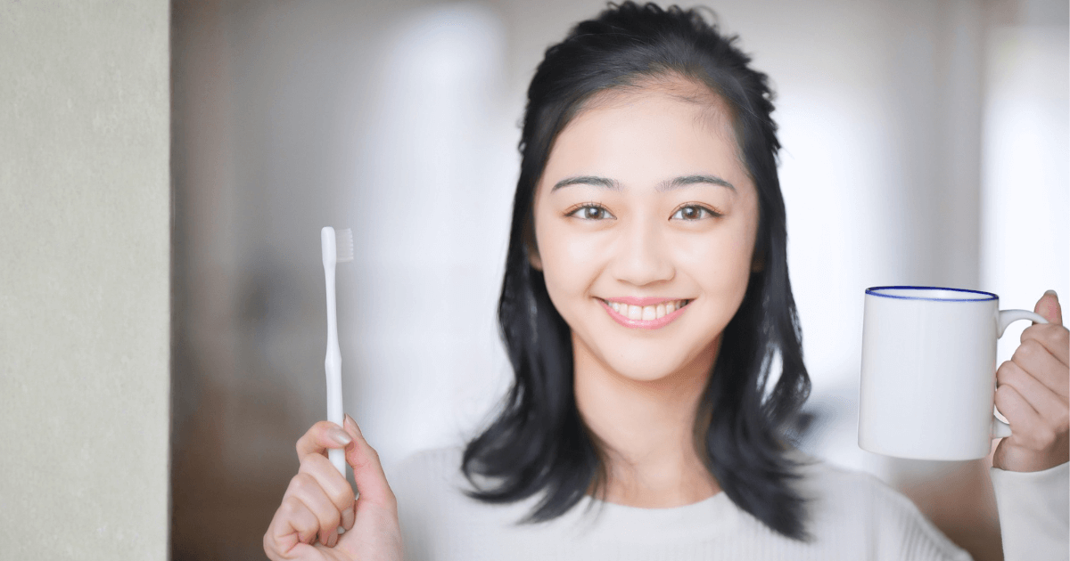 歯が欠けたときに日常生活で気をつけたいケアをイメージした女性