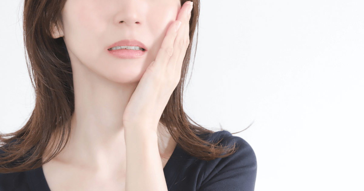 親知らずの根っこが残った状態で痛みを感じている様子