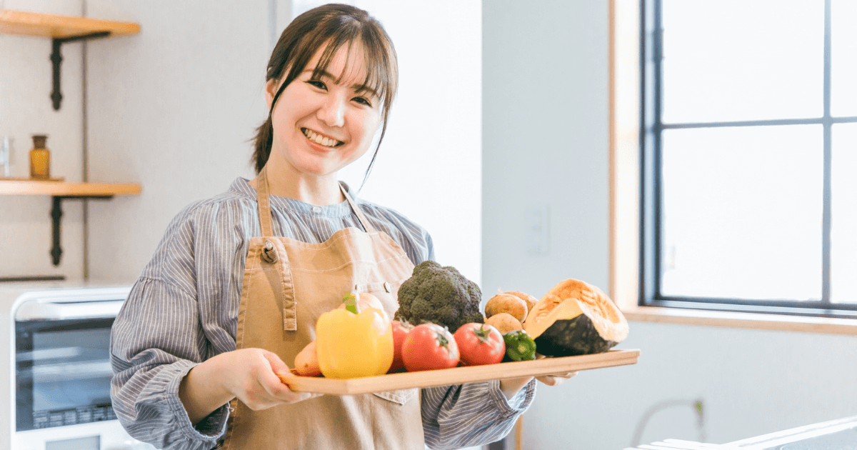 抜歯後の回復を早めるために栄養バランスのとれた食事を準備する女性のイメージ