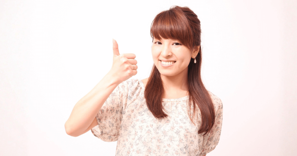 抜歯後の痛みが落ち着き安心した表情で笑顔を見せる女性のイメージ