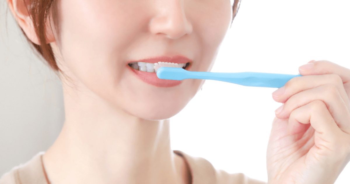 虫歯予防のために丁寧に歯を磨く女性のイメージ