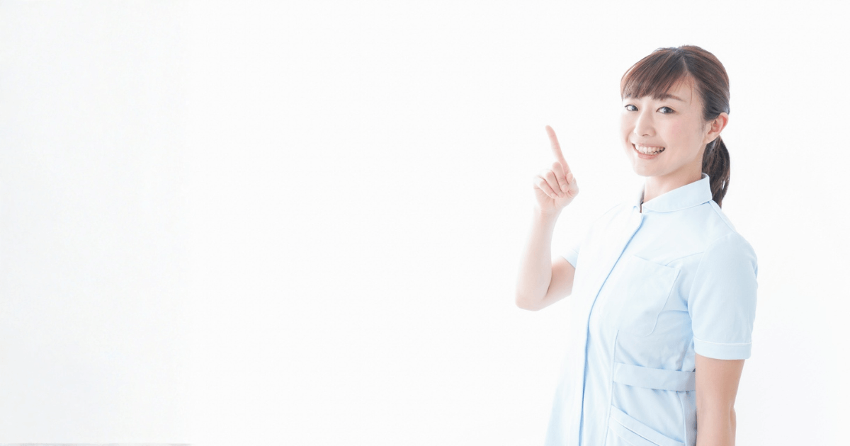 血餅が正常か異常かを見分けるポイントを説明する女性スタッフのイメージ