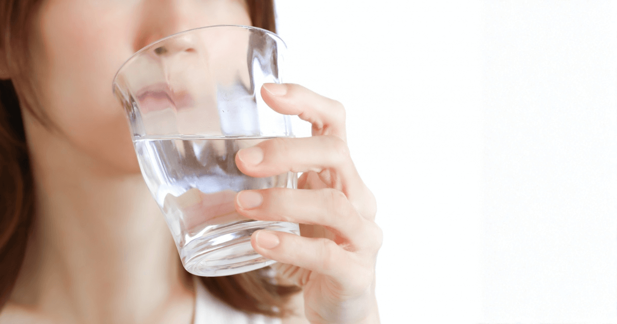 血餅を守るために水でやさしくうがいをしている女性のイメージ